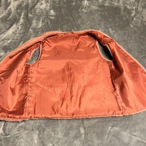 Girls fuzzy vest. Pink - Picture 2 of 5